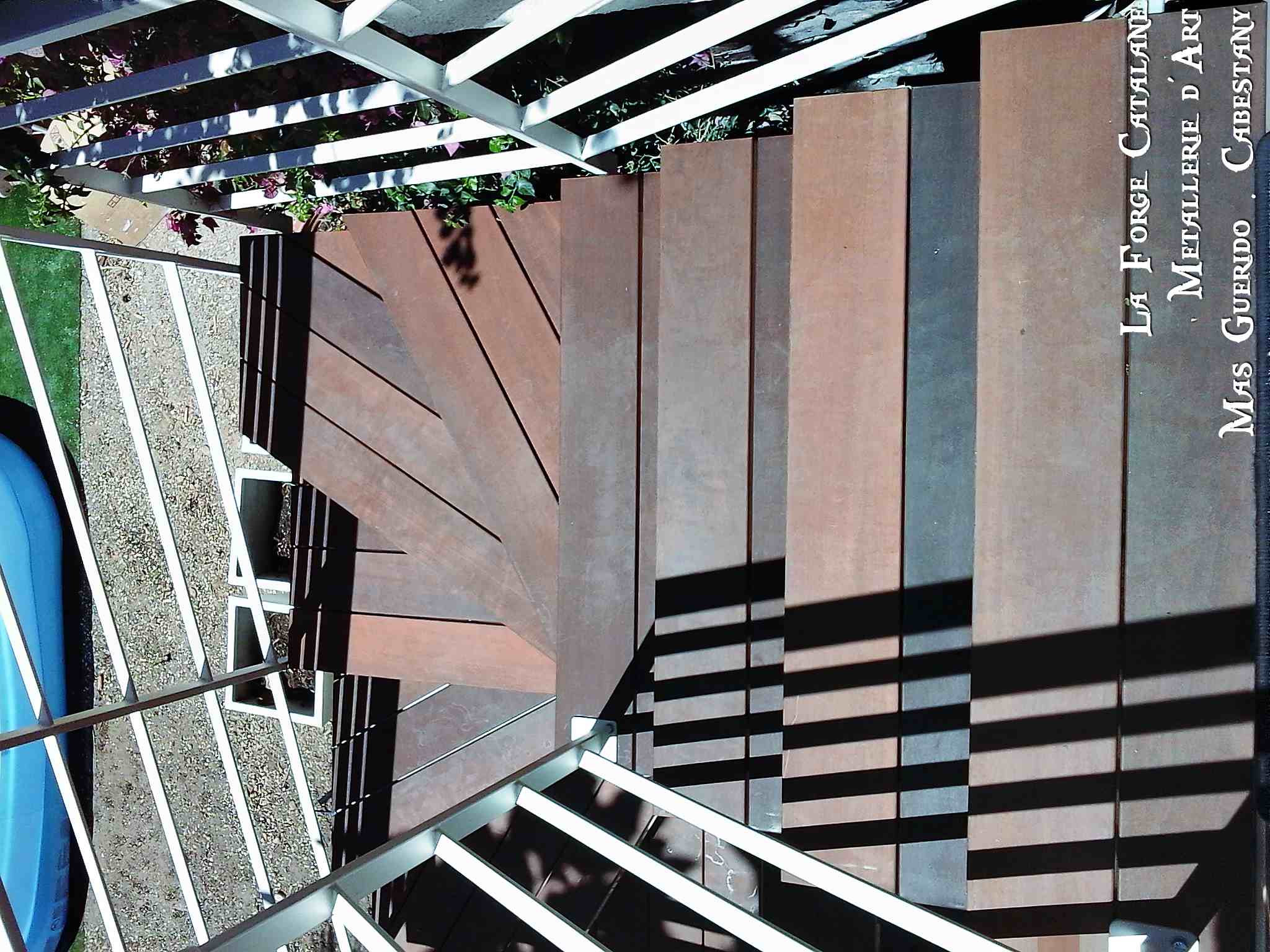 escalier exterieur quart tournant thermolaquage blanc plaquage bois precieux  forge catalane 4.jpg